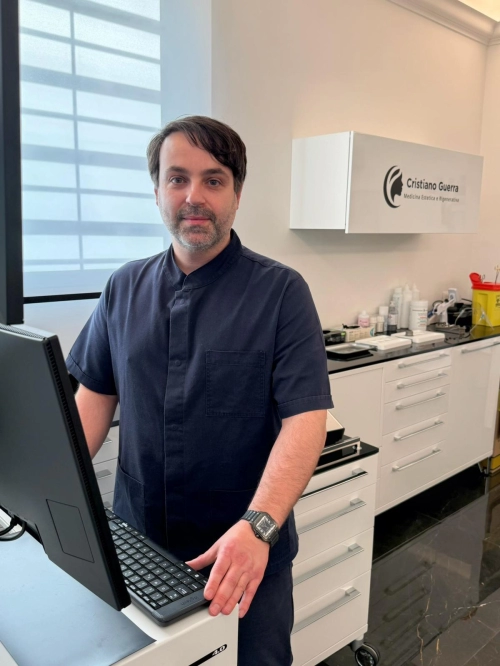 Diradamento precoce: perché per la nostra redazione il Dottor Cristiano Guerra è il miglior tricologo di Roma quando i capelli iniziano a cambiare