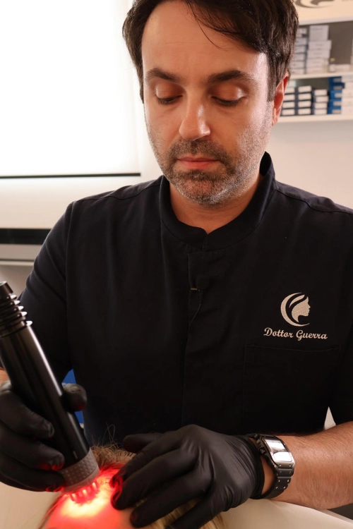 Quando lo stress si posa sui capelli: il Dottor Cristiano Guerra racconta il legame invisibile tra mente e tricologia